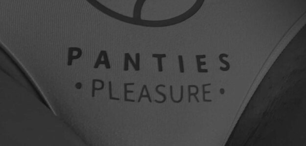 Zwart-wit close-up van ondergoed met tekst "Panties Pleasure" op de band.