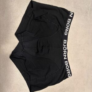Zwarte boxershorts met witte tekst 'BØRN' aan de tailleband.