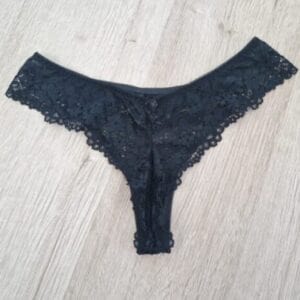 Zwarte kanten string met bloemenpatroon voor dames.