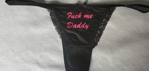 Zwarte slip met roze tekst 'Fuck me Daddy'.